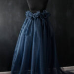 til najvišeg kvaliteta u boji tamno teget sa sitnom mrežicom za haljine i suknje